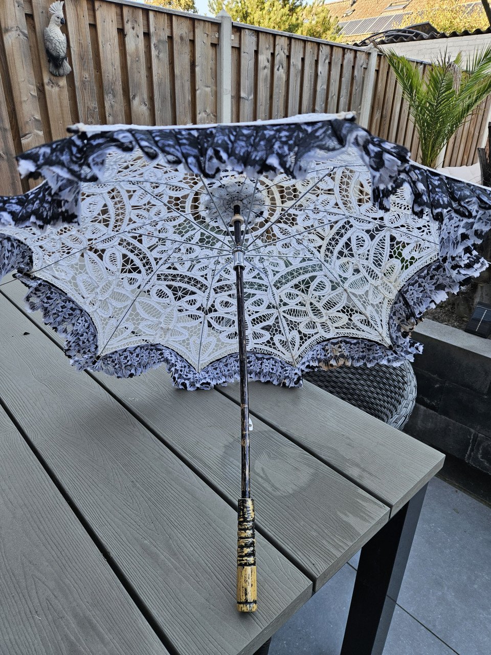 Prachtige vintage bruiloft kanten parasol met een mooie houten handvat...