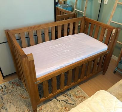 Ledikant verbouwd tot co-sleeper 60 x 120 inclusief matras