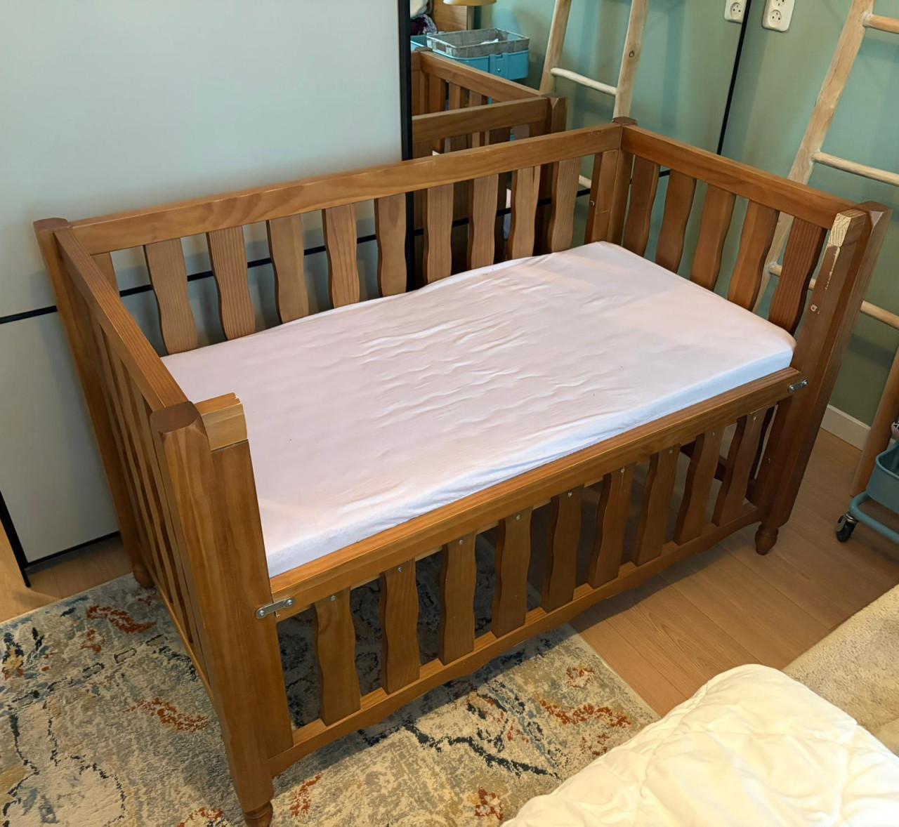 Ledikant verbouwd tot co-sleeper 60 x 120 inclusief matras