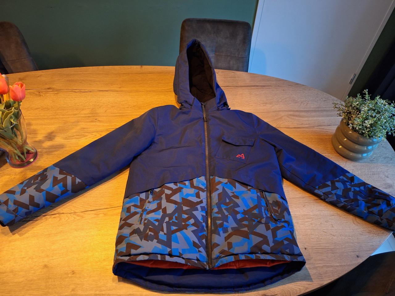 Ski-jas maat 176 te koop, kan ook als gewone winterjas.