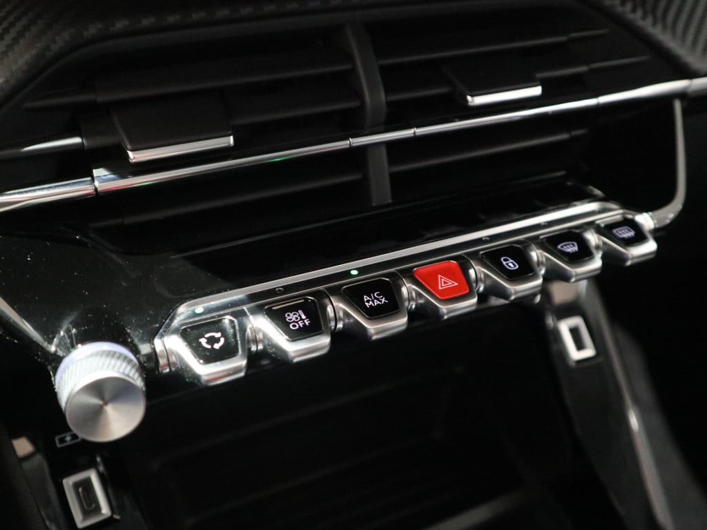 Peugeot E-2008 ev active 50 kwh | 31.000km! | navigatie | apple carplay/and