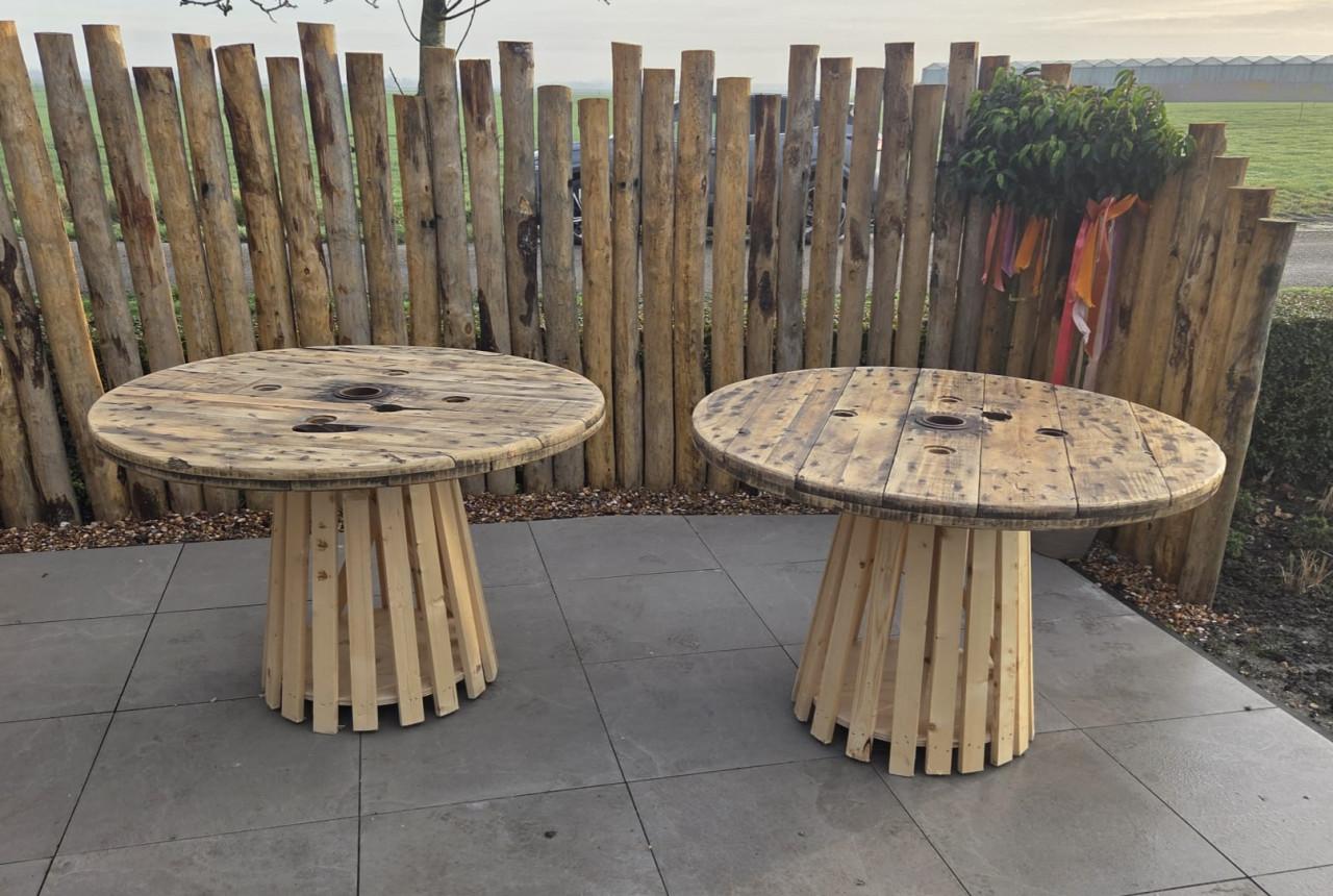 Houten tafels te huur