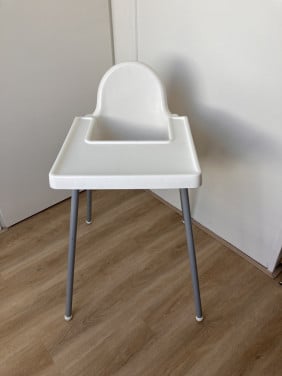 Ikea kinderstoel met veiligheidsriemen.