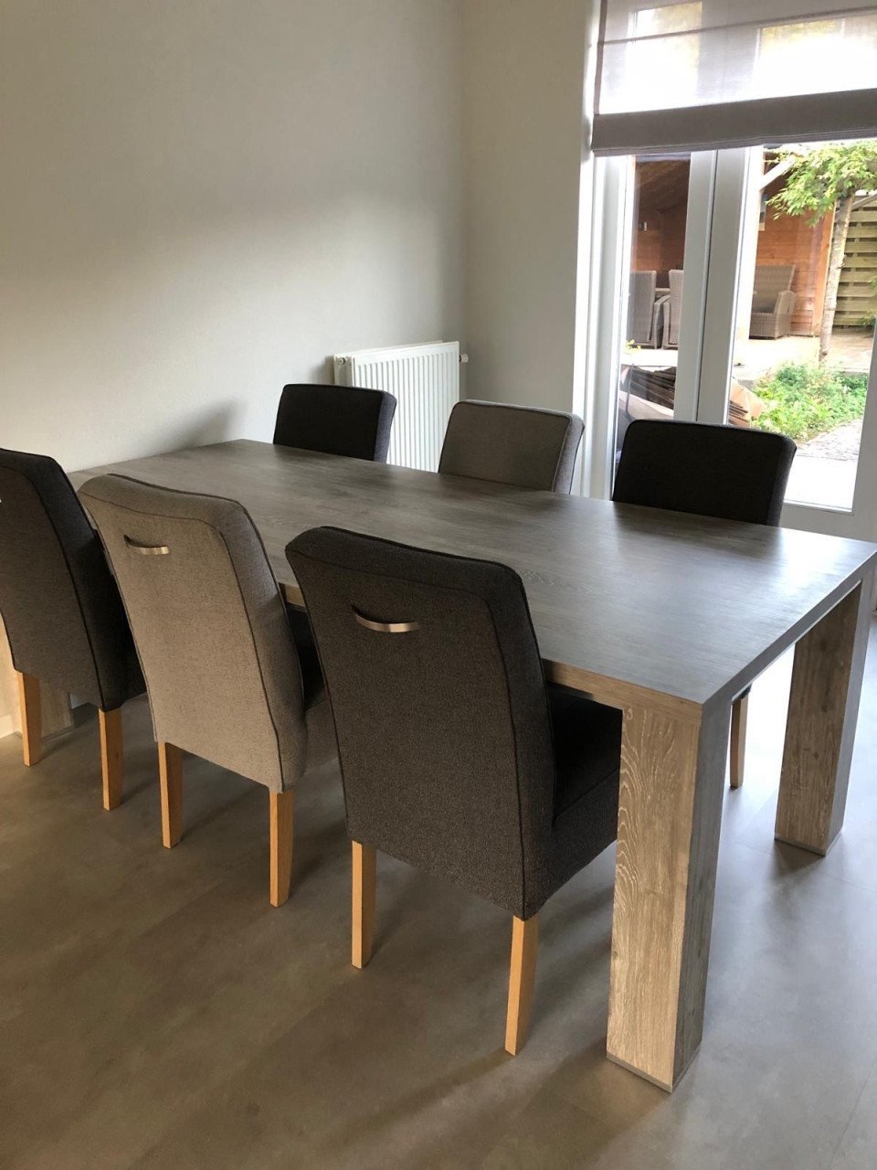 Eetkamertafel met 6 stoelen