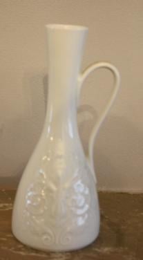 Witte vaas met bewerking en oor