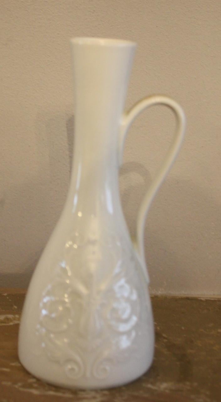 Witte vaas met bewerking en oor