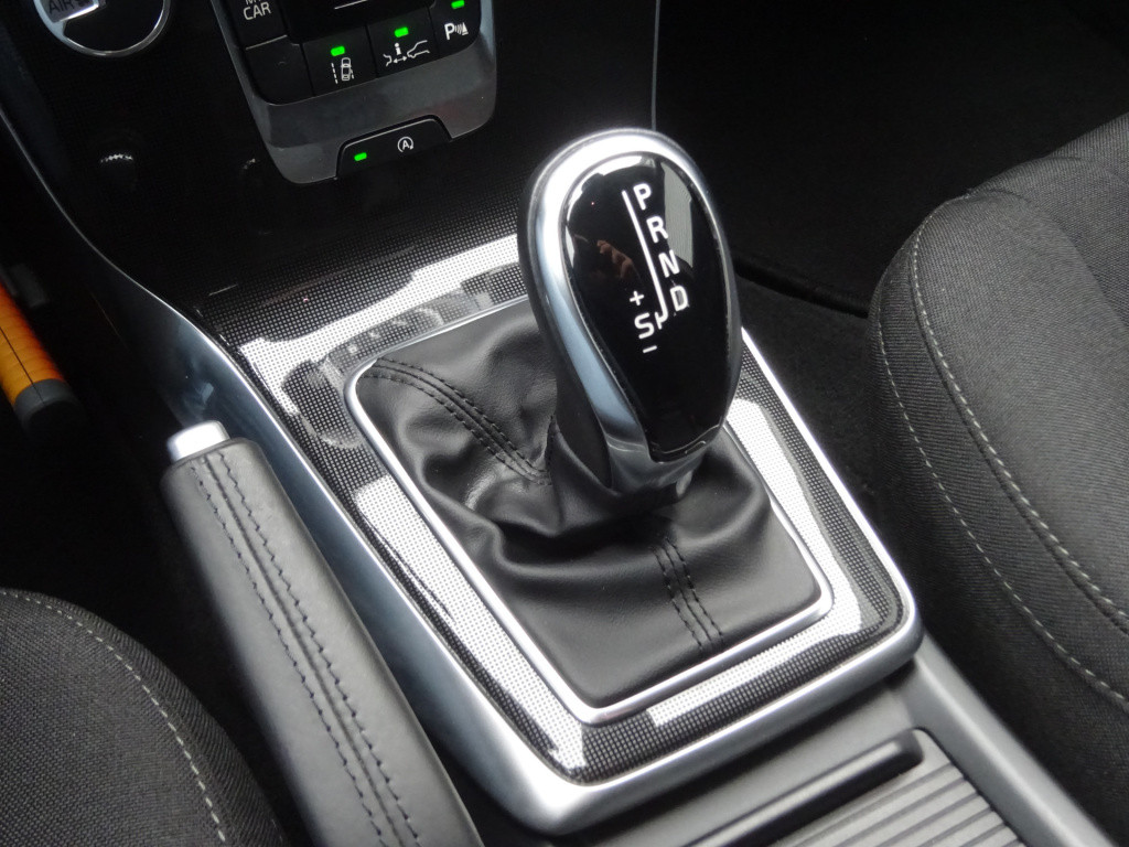 Volvo V40 cross country 2.0 d2 kinetic automaat 1e eigenaar / automaat / cl