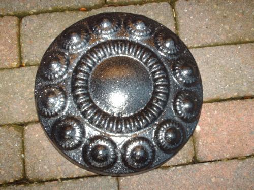 Te koop ;Betonnen Zeeuwse boerenknop.