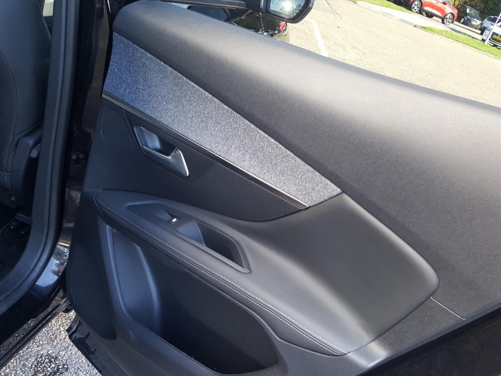 Peugeot 3008 1.2pt 130pk allure trekhaak | navi | apple carplay & android a