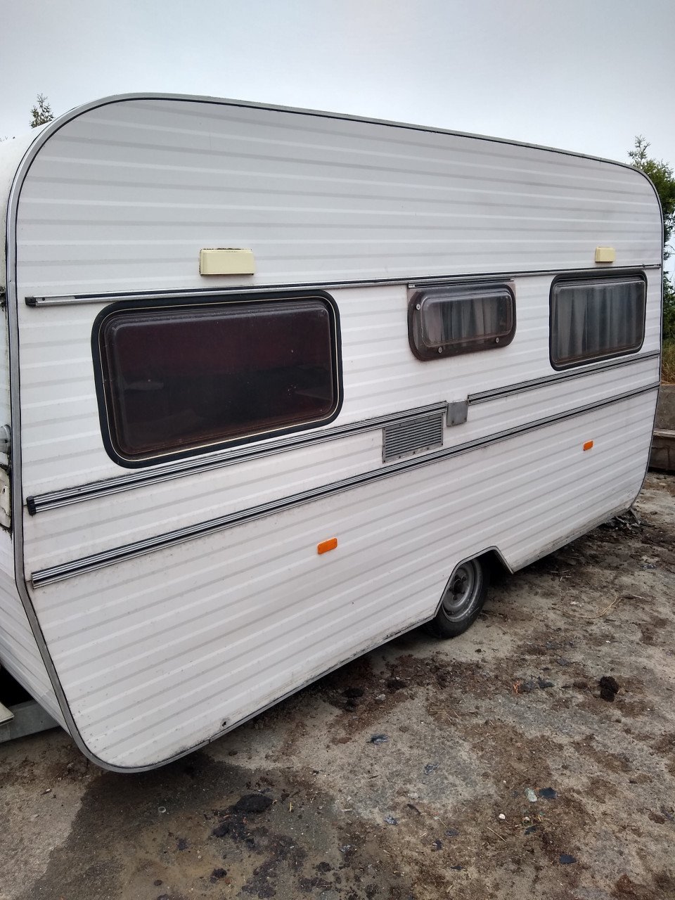 Oude caravan gratis
