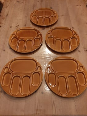 5 STEVIGE GOURMET BORDEN  - AARDEWERK - DIAMETER 24,5 CM