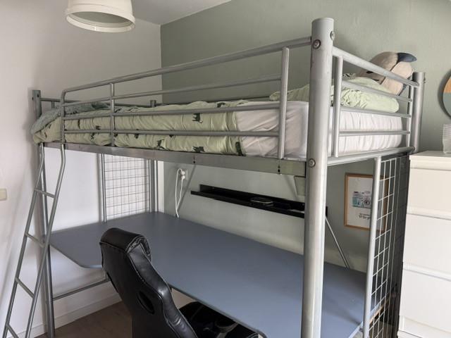 Stapelbed met bureau