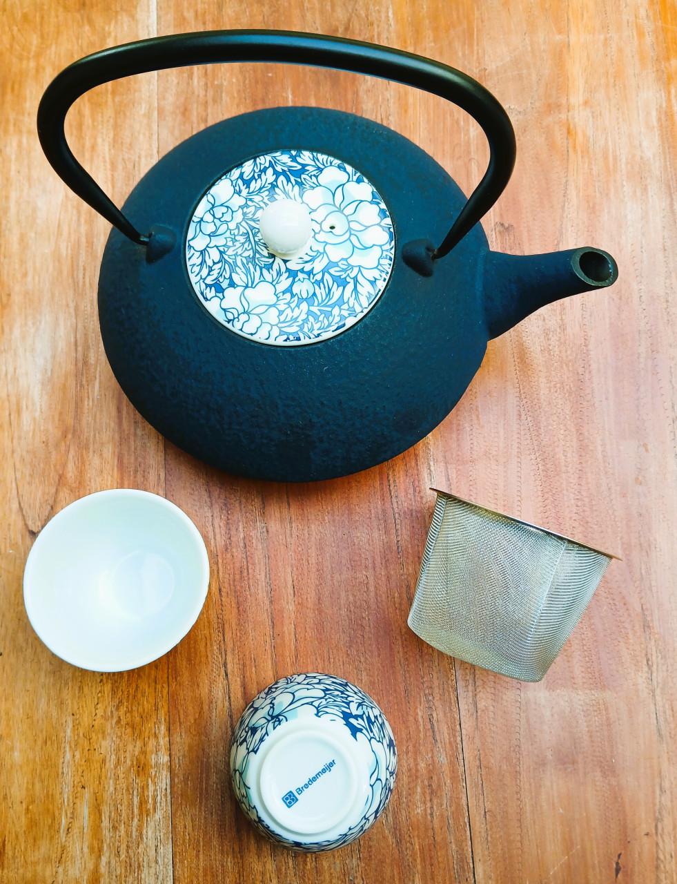 Gietijzeren theepot met 2 kopjes - Bredemeijer