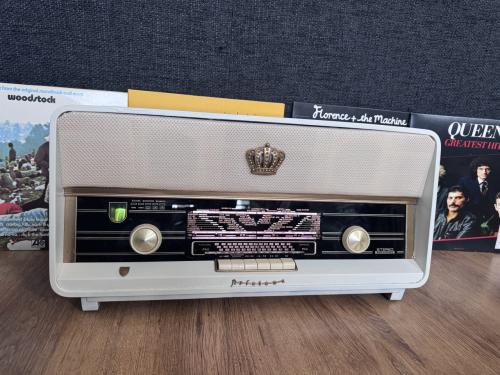 Oude radio.  Schitterende Aristona 1961 omgebouwd