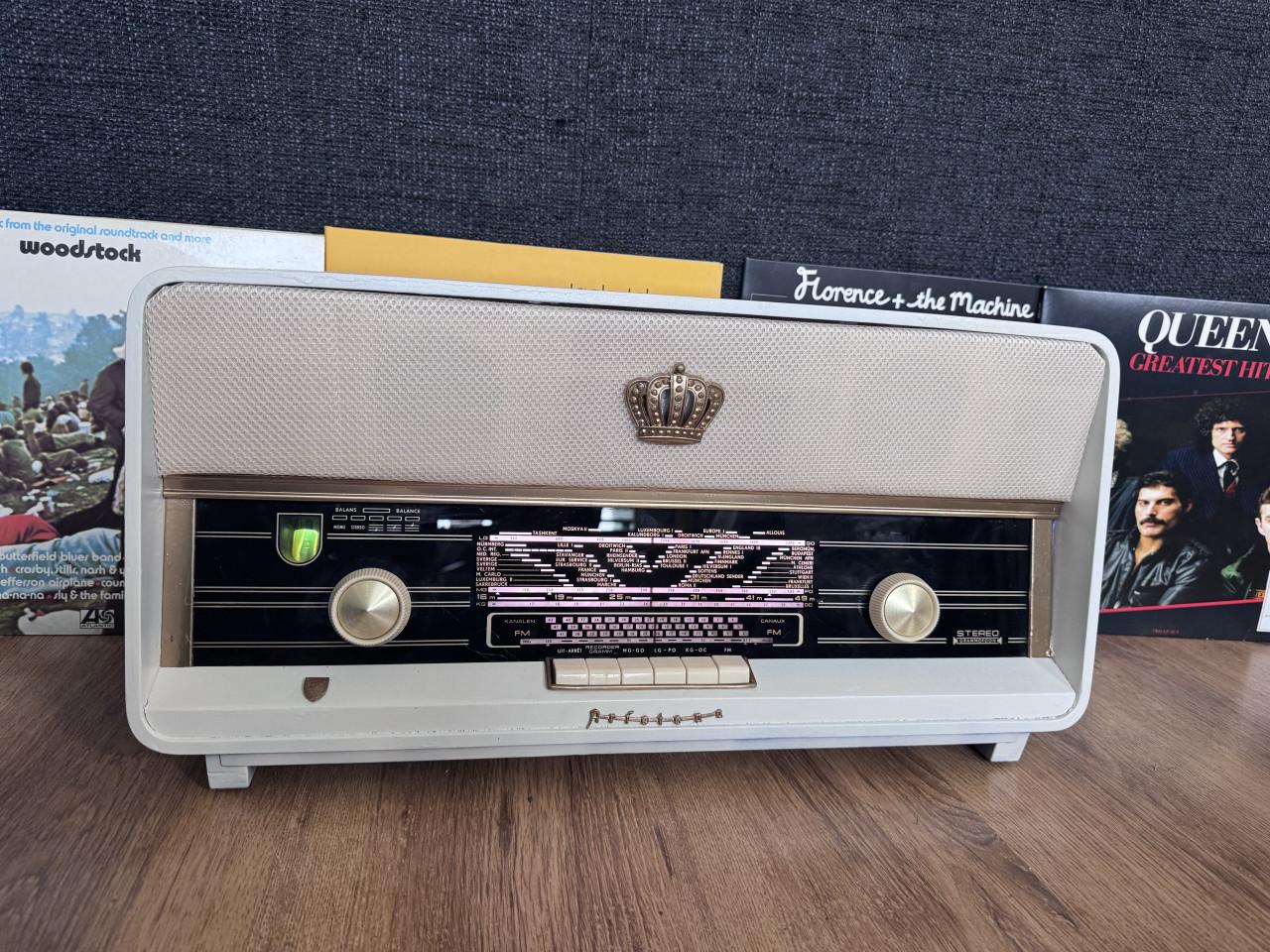 Oude radio.  Schitterende Aristona 1961 omgebouwd