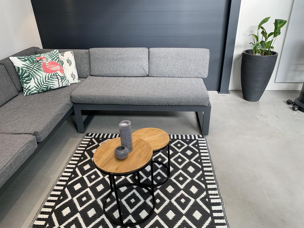 Loungeset aluminium grijs met grijze kussens en tafeltjes.