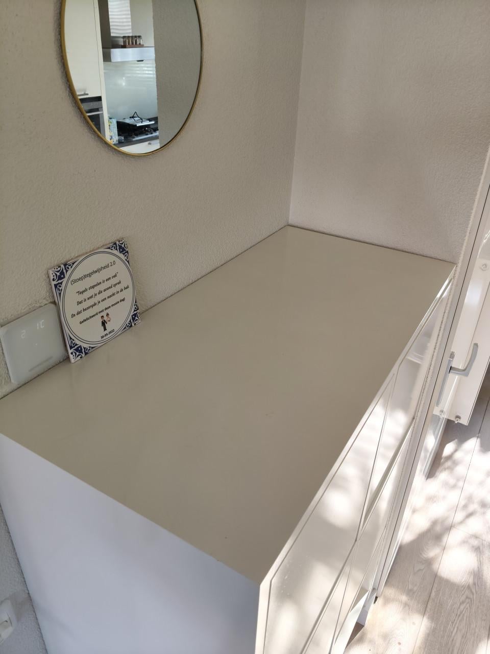 Twee mooie hangkasten wit