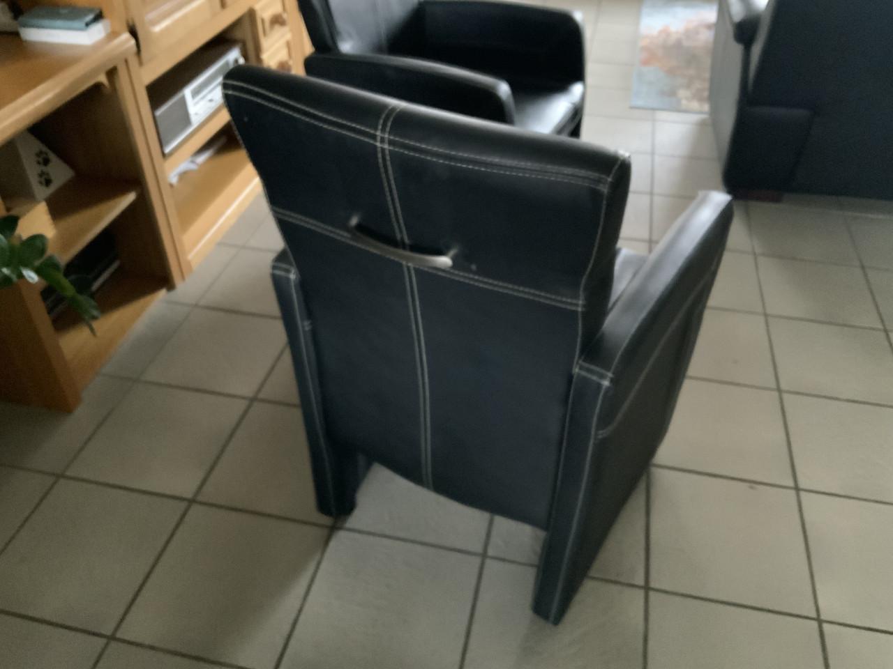 2 zwarte stoelen