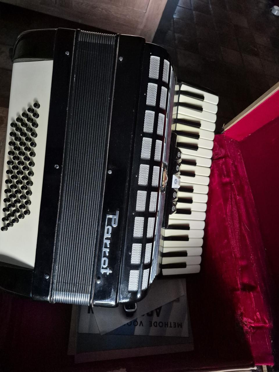 Parrot accordeon 60 bas met orginele koffer.