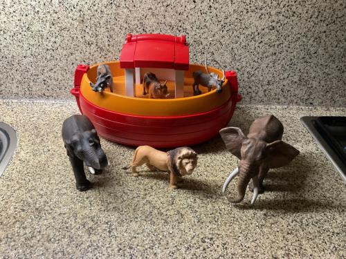 De ark van Noach met verschillende dieren. Olifanten, leeuw, koe, eland etc