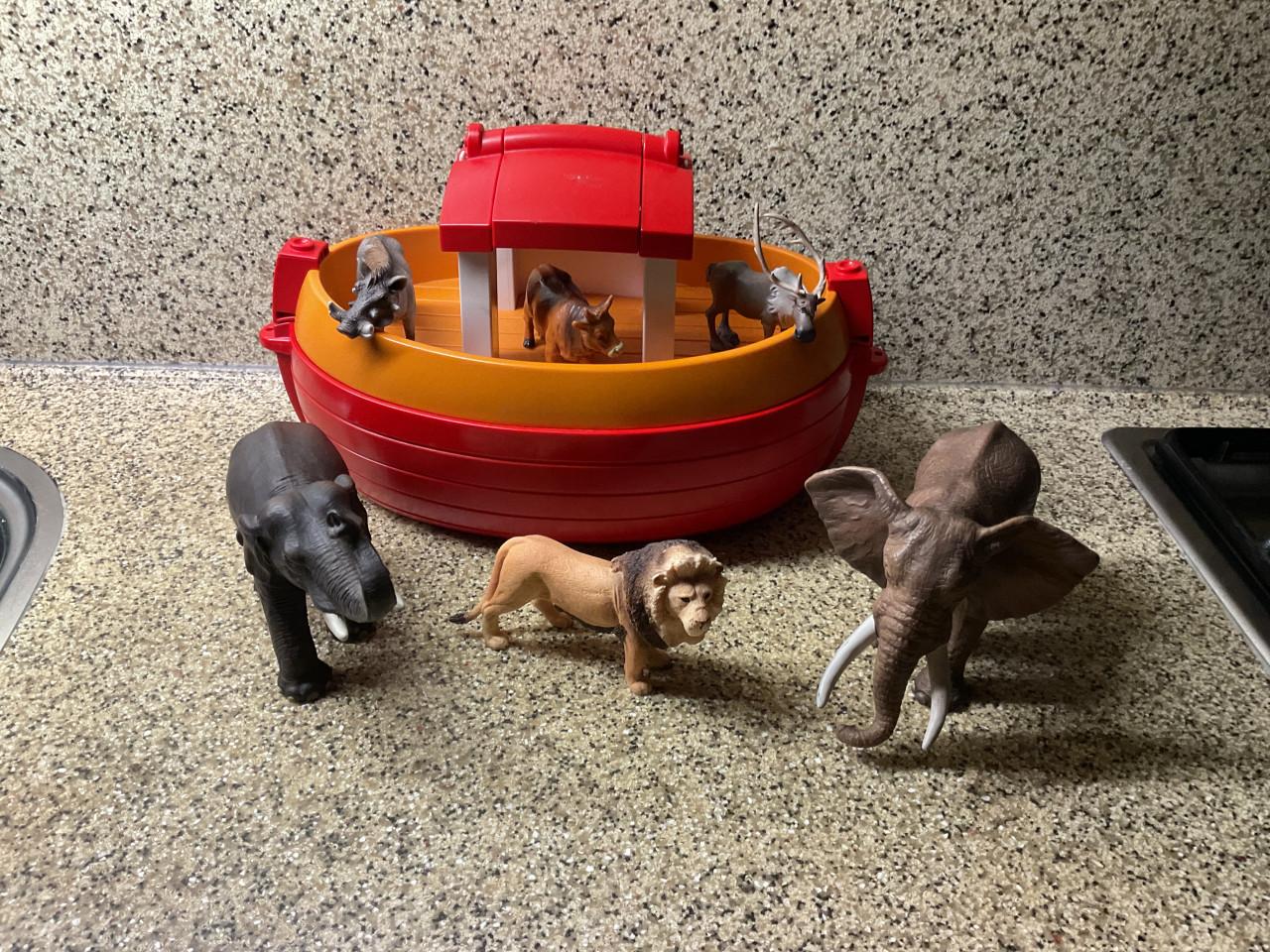 De ark van Noach met verschillende dieren. Olifanten, leeuw, koe, eland etc