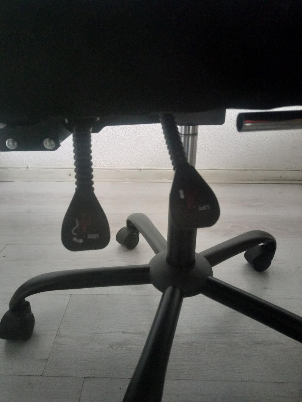 Zwart met witte Leren Gamestoel, 65euro enkel vandaag ( goed als nieuw)