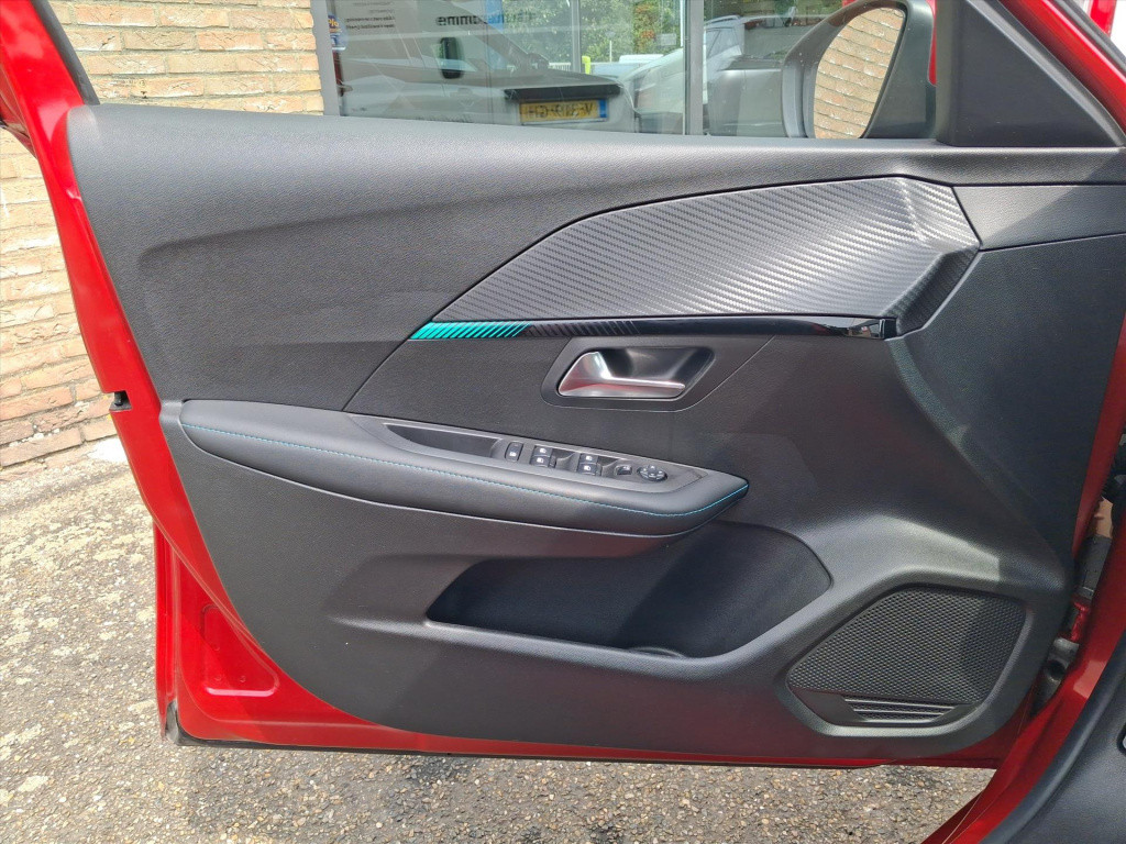 Peugeot 208 1.2 puretech 100pk eat8 allure pack | navi | bt | parkeersens. 