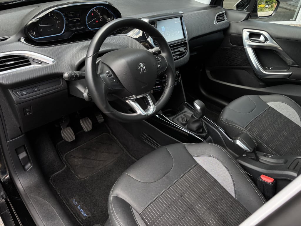Peugeot 2008 allure 1.2-111pk/panoramadak