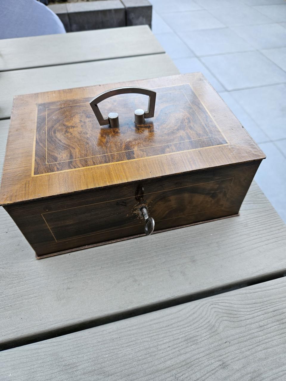Antieke zeldzame beaumont metalen kist houtlook met sleutel
