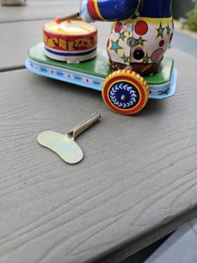 Mooie blikken speelgoedpanda met sleutel in werkende staat...