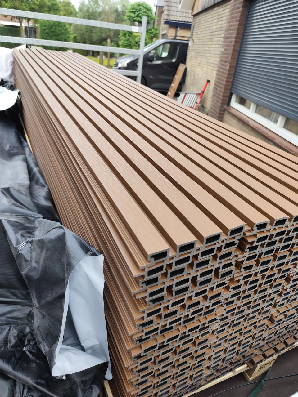 Composiet gevelbekleding Teak 290 cm, 150 panelen, 30 euro per stuk