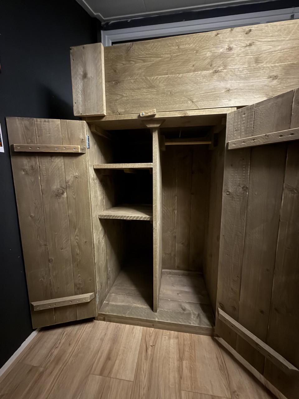 Stoere VanLonden Hoogslaper incl. bureau/kastruimte.