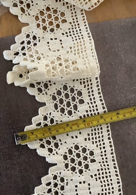 Diverse zeer fijn hand-gehaakte kleedjes