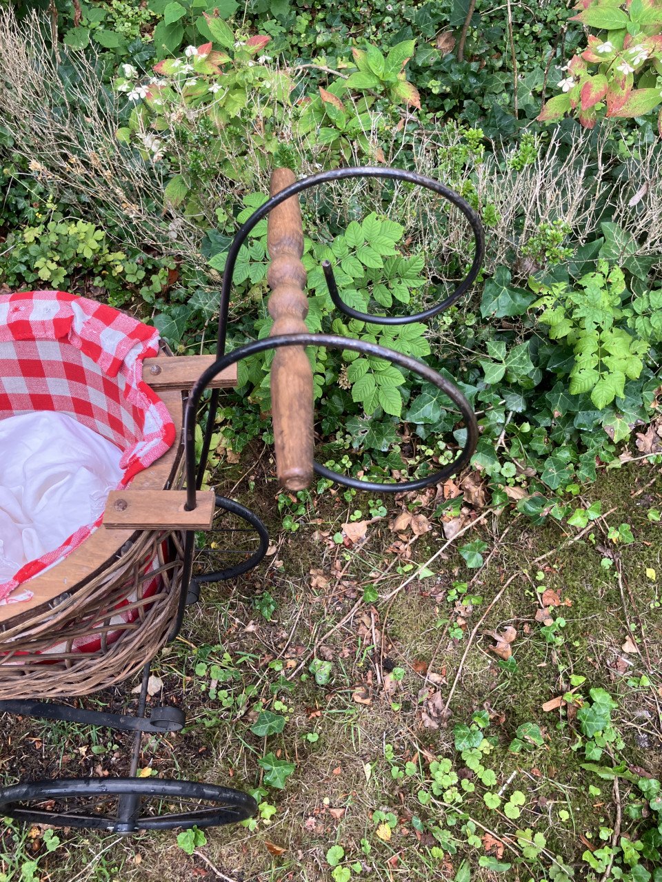 Vintage poppenwagen met lieve pop