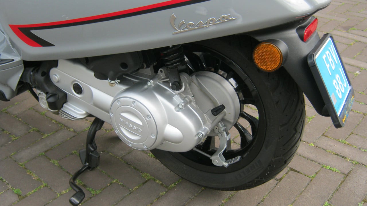 NIEUW VESPA SPRINT MET 731 KM OP DE TELLER 3000 EURO