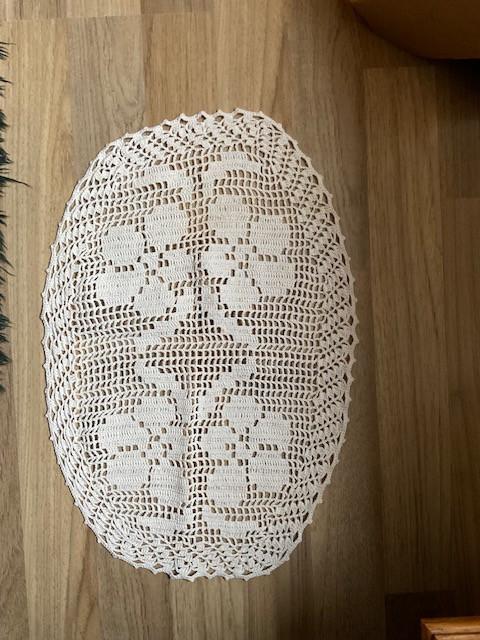 Diverse zeer fijn hand-gehaakte kleedjes