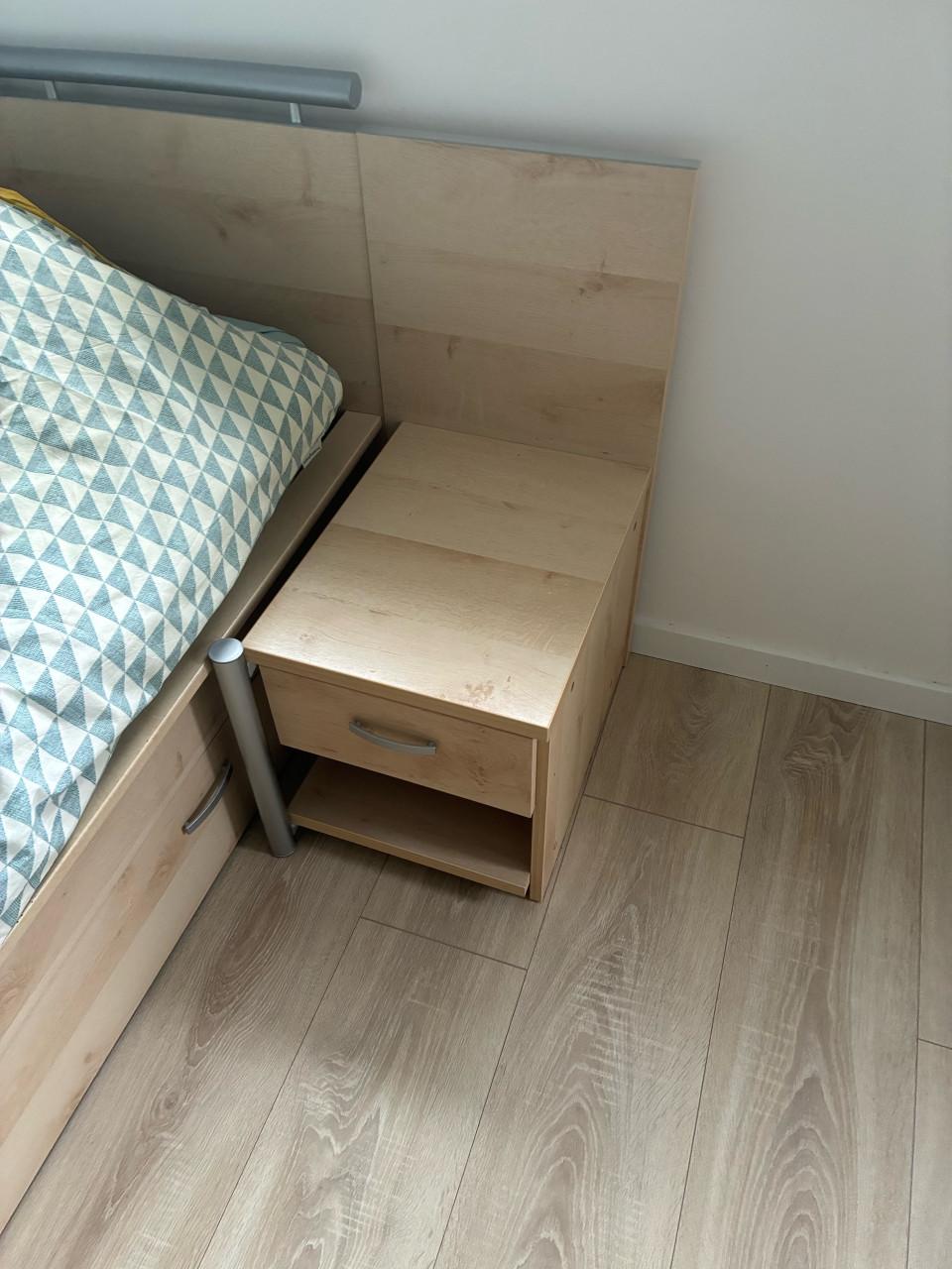 Bed, nachtkastje en kledingkast