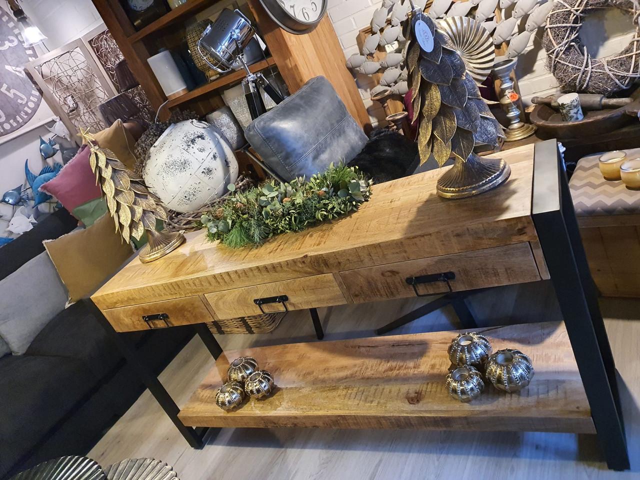 HEEL VEEL DECORATIE, VEEL VAN STOER EN SOBER, KOM GEWOON EENS LANGS
