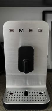 SMEG volautomatische koffiemachine met bonenmaler – zwart/RVS