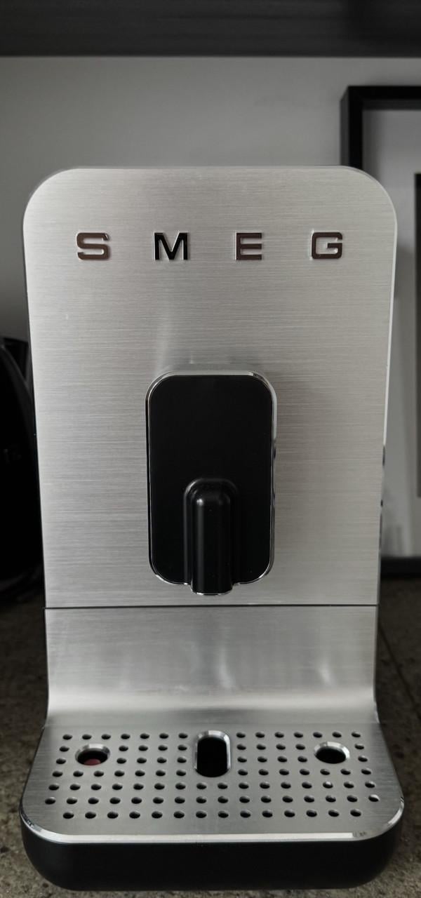 SMEG volautomatische koffiemachine met bonenmaler – zwart/RVS