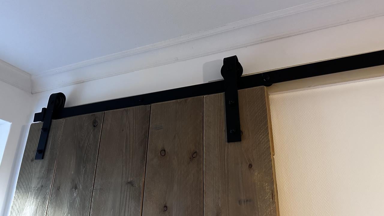 Steigerhouten roldeur met railsysteem