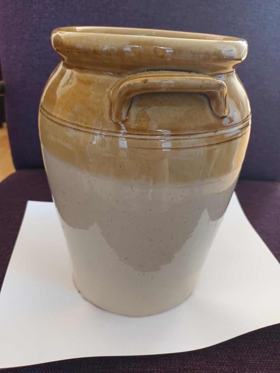 Antieke tweekleurige (voorraad)pot, gemerkt