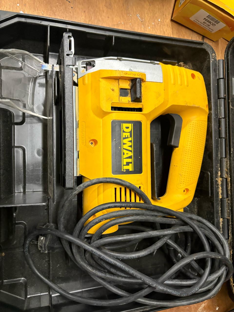 Dewalt DW 320K Decoupeerzaag
