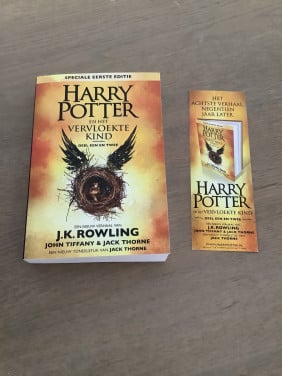 Harry Potter - en het vervloekte kind. Paperback met boekenlegger