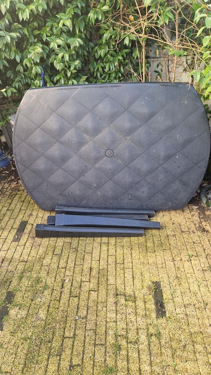 Blauwe kunststof tuintafel