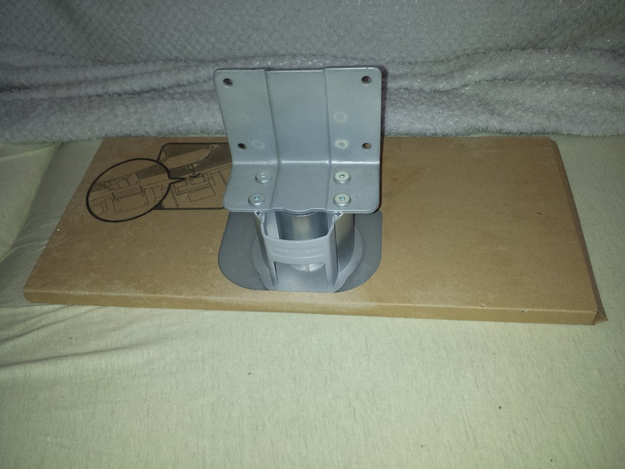 Philips tv te gebruiken met standaard of ophangen Alles compleet erbij.
