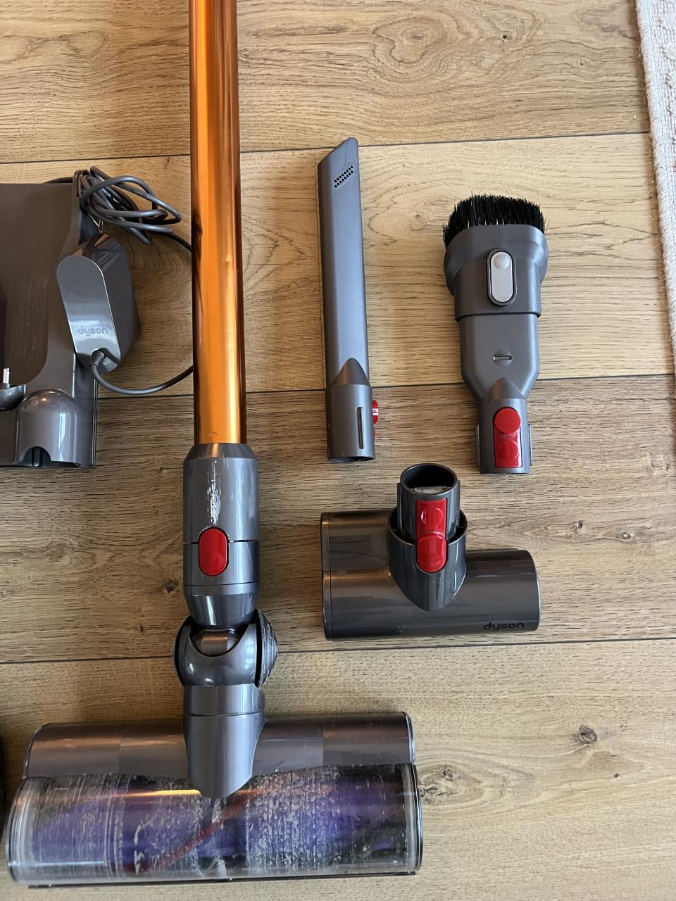 Dyson V8 steel, opzetstukken en laadstation