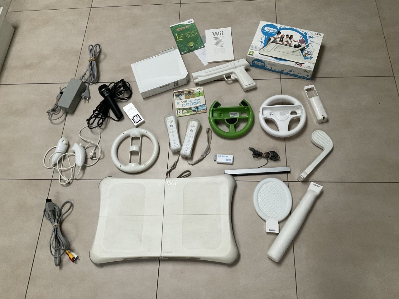 Nintendo Wii + toebehoren en spellen.