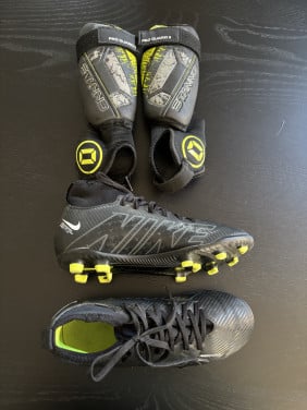 Voetbalschoenen Nike mt 33 met scheenbeschermers
