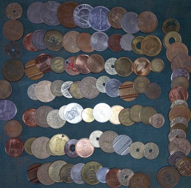 Verzameling tokens. 98 stuks.
